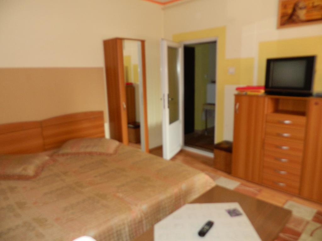 Cora Centru Piteşti Esterno foto